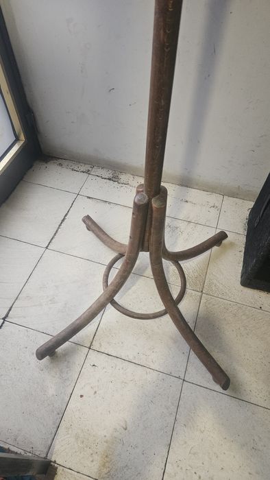 Стара дървена закачалка