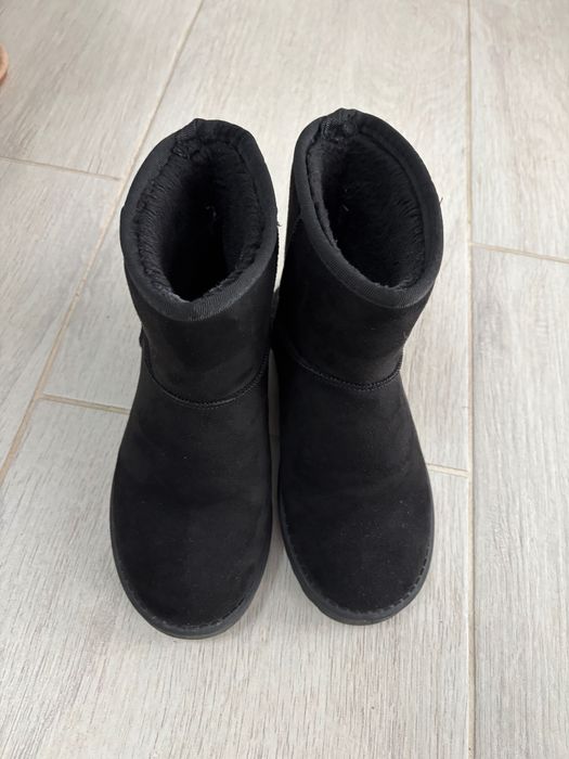 Vand UGG uri dama marca Jenny , negru, marimea 35, stare foarte buna