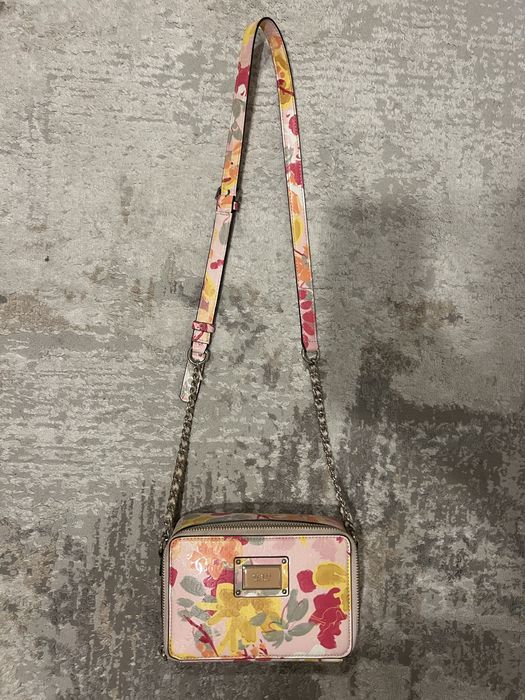 Дамска чантичка GUESS