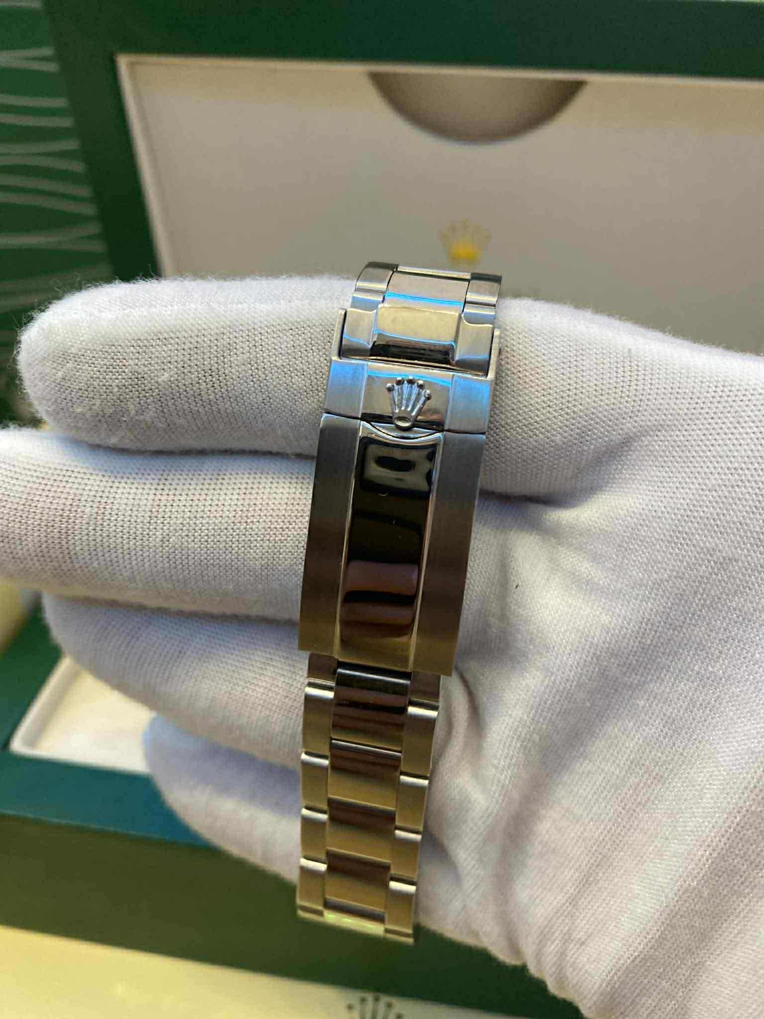 Часовник Rolex
Японски Автоматичен механизъм