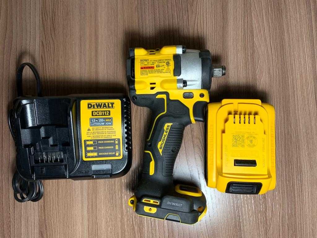 DEWALT Аккумуляторный гайковерт DCF 921 1/2