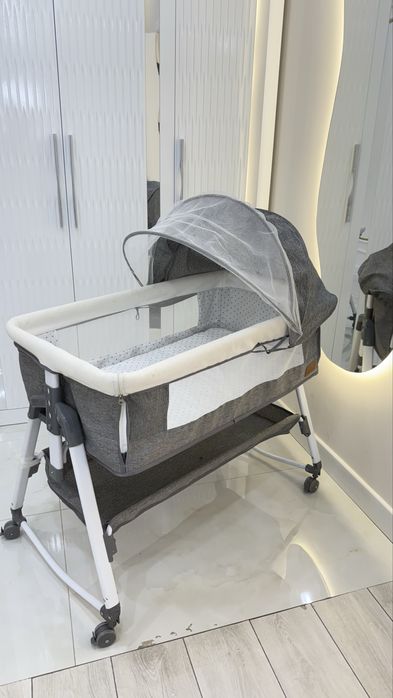 Манеж-кровать, без функции качания пользовались 6 месяц переезжаем