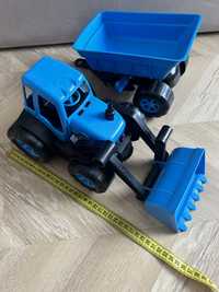 Синий трактор с прицепом