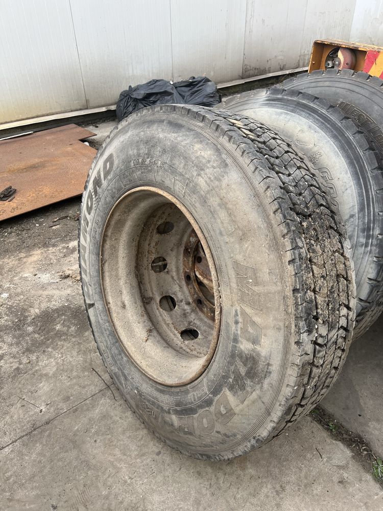 Vând cauciucuri cu janta 295/80R22,5