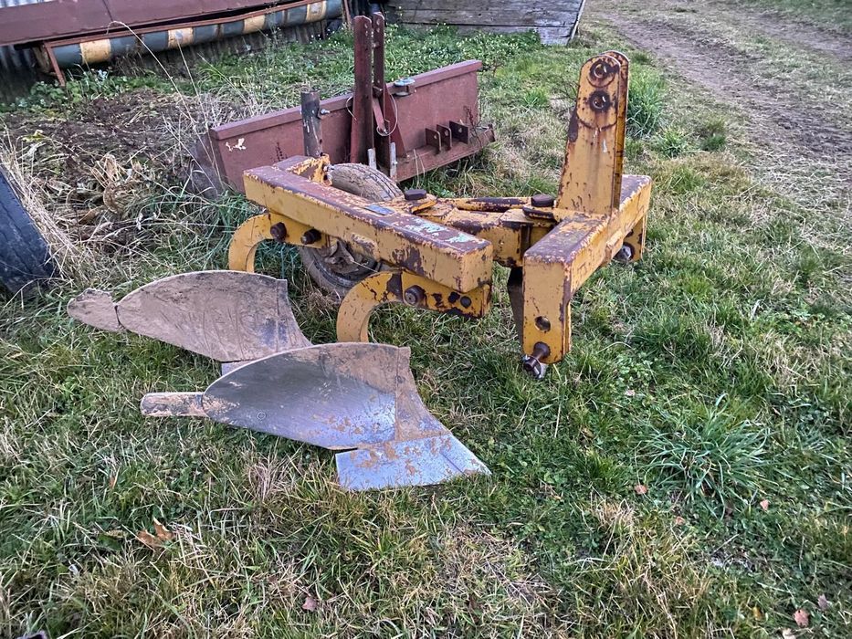 Vand tractor cu plug si alte piese