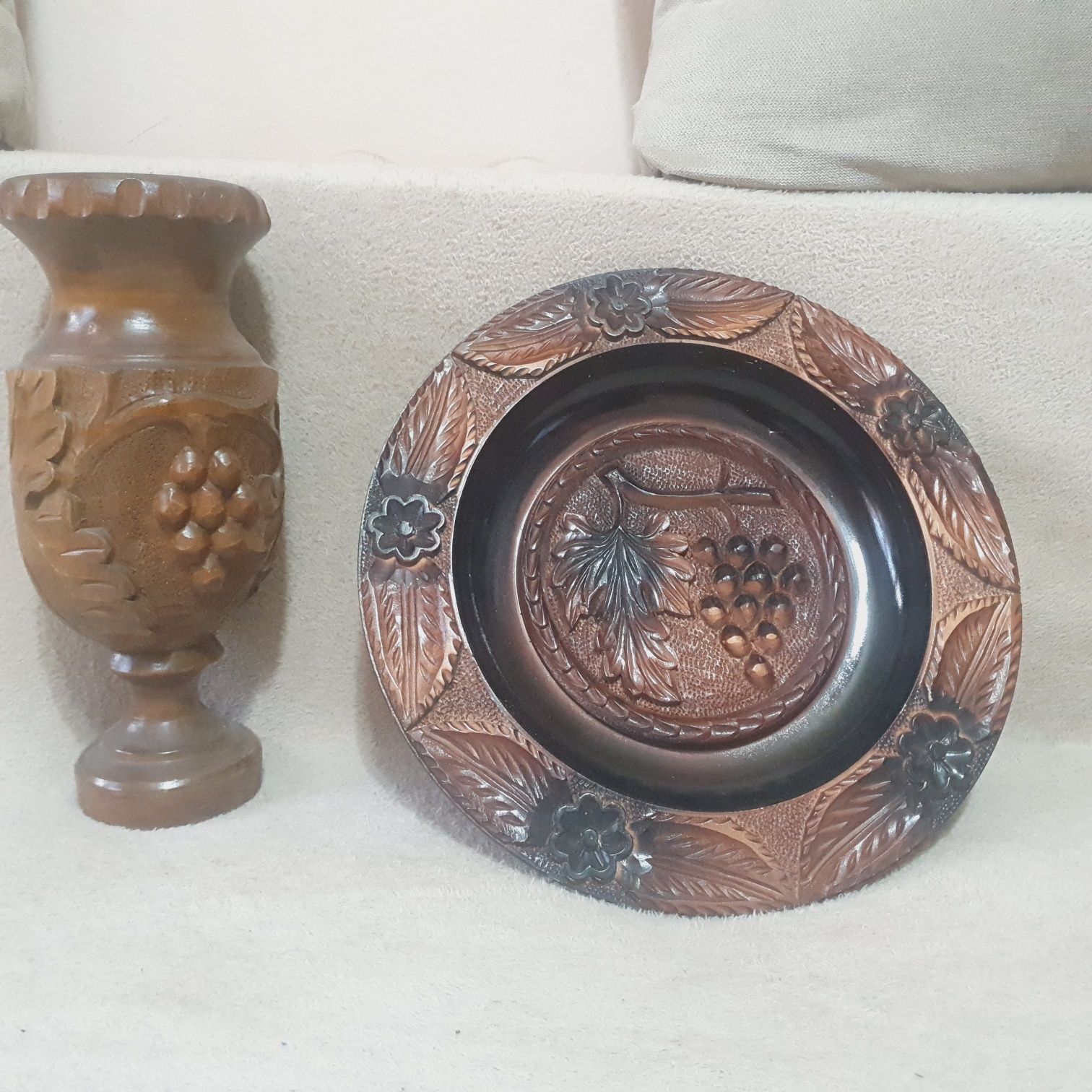 Farfurie si vaza din lemn sculptat cu struguri