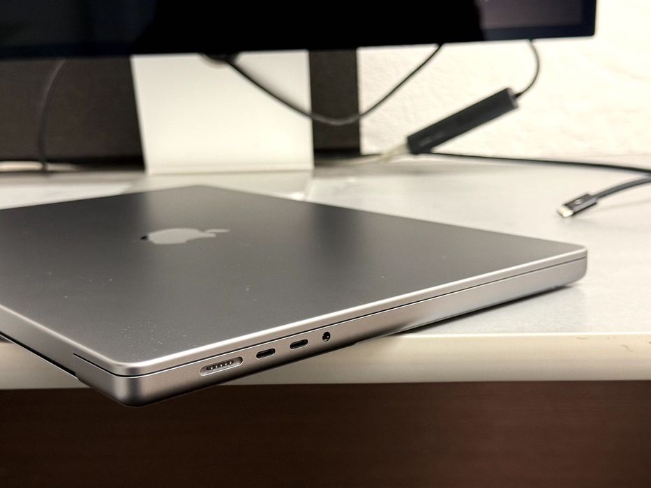 Apple MacBook Pro M1 Max - 64GB RAM - 4TB SSD