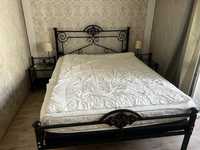 Двуспальная кровать,почти новая ,с матрасом