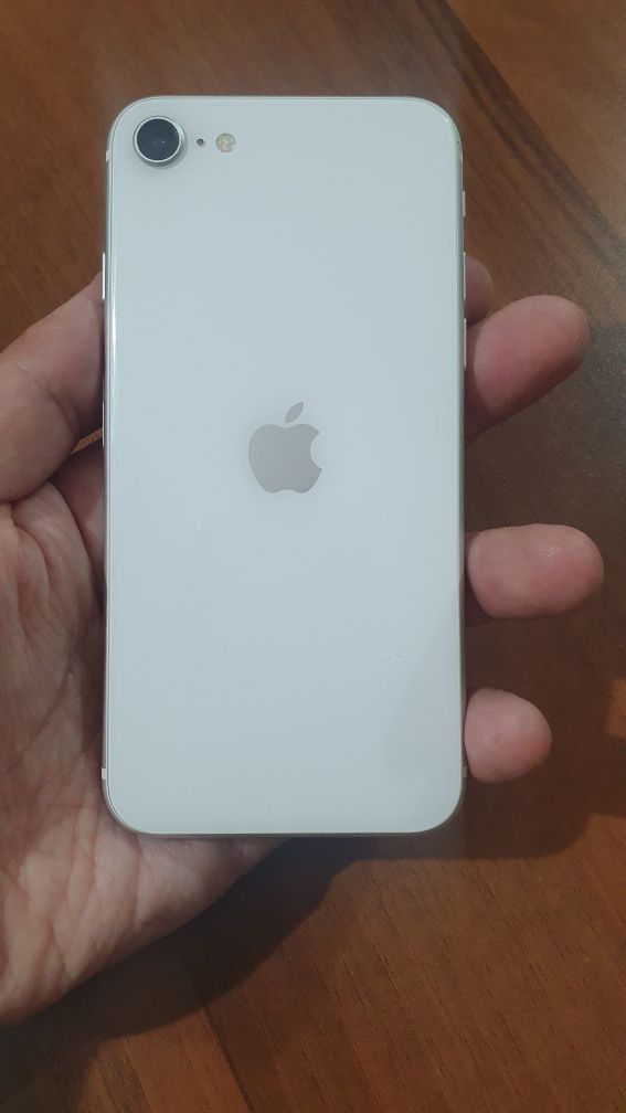 Продам Iphone se 2020 в отличном состоянии