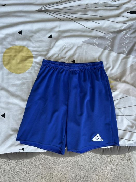 Тениска и къси панталони на марката adidas