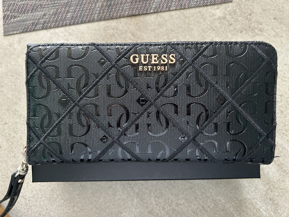 Портфейл Guess без забележки