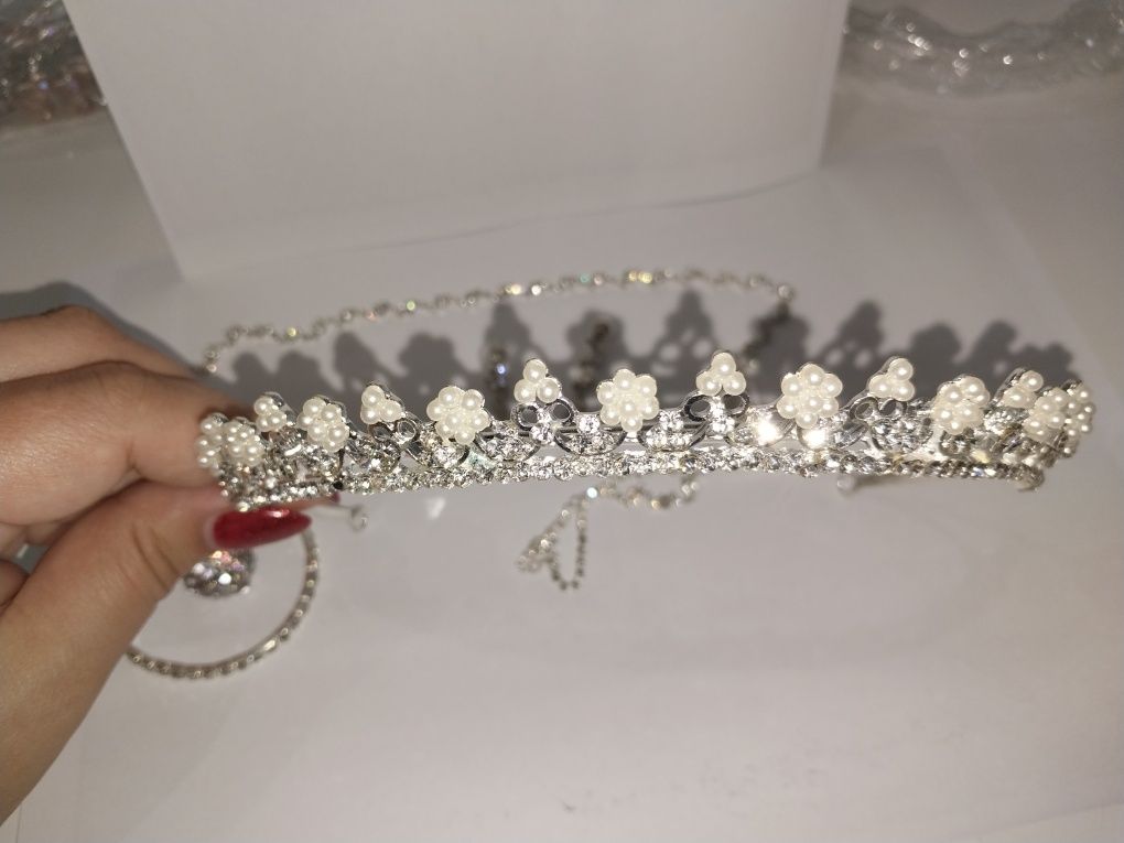 Продам праздничный набор корона(диадема),ожерелье,серьги,браслет