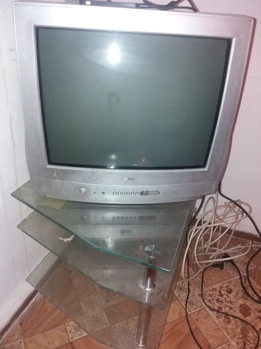 Телевизор дивиди старой марки  lg Elenberg 50000 жк