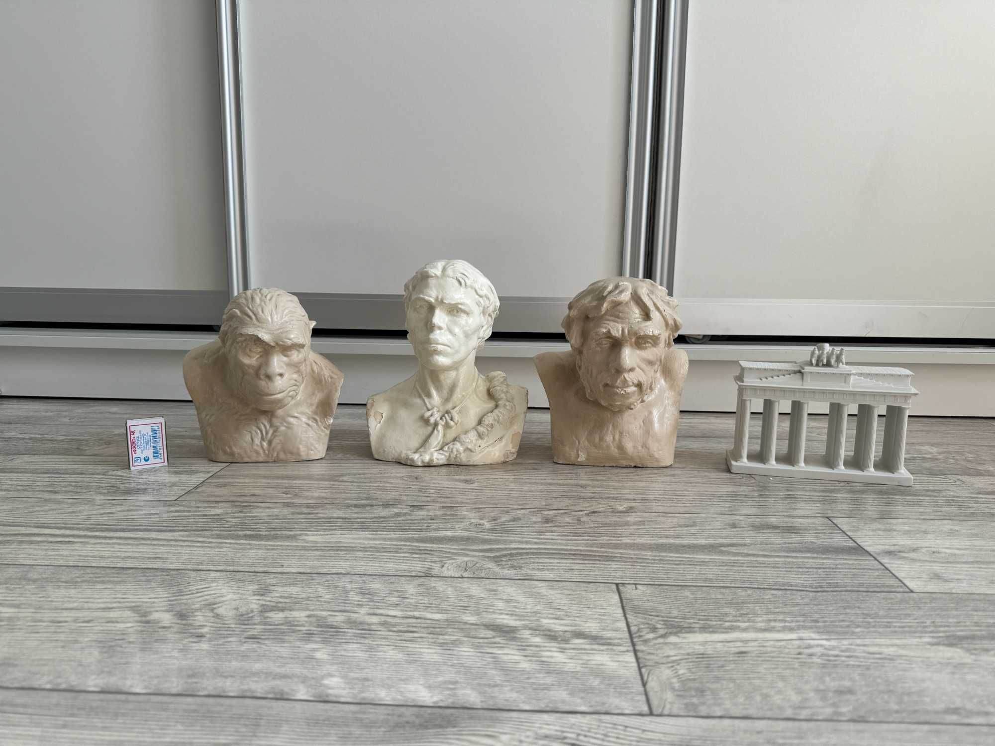 Интерьерные фигурки: 3 головы + здание, всё вместе.