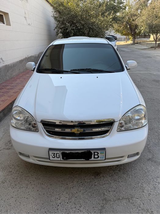 Lasetti mexanika zur holatda. Bitta mayda pyatno qolgan joi tozza.