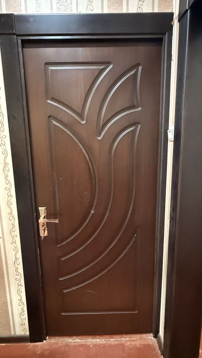 Между комнатные дверь