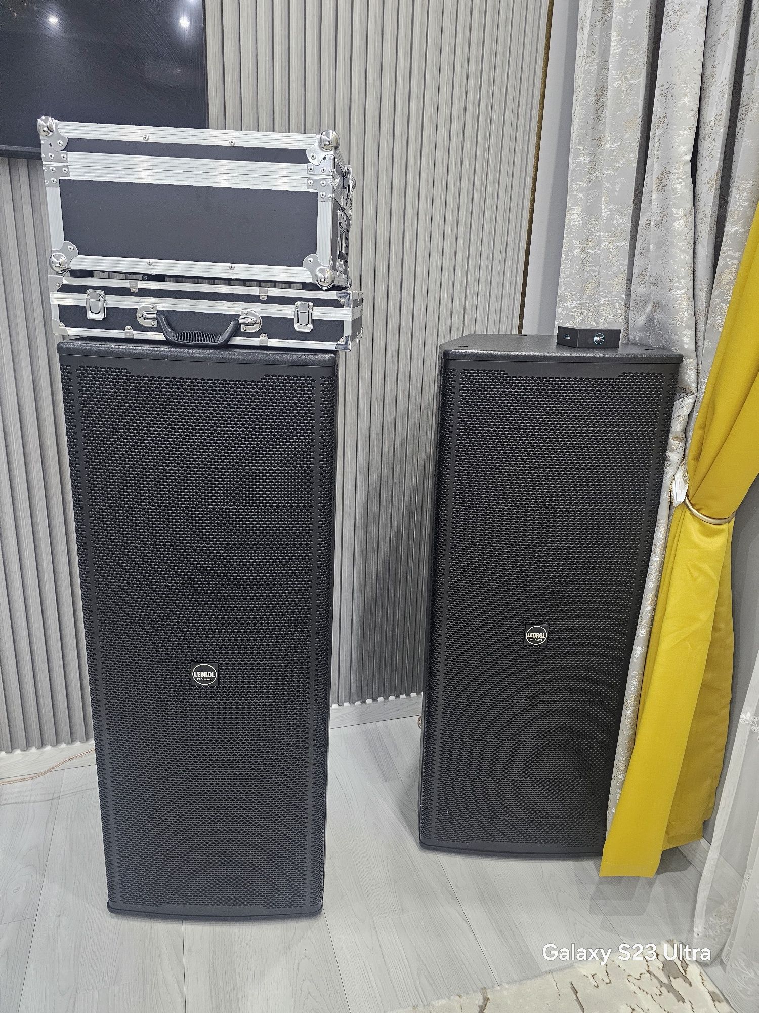 Кпродам апаратура колонка 2 шт 1200 ват микрофон пульт