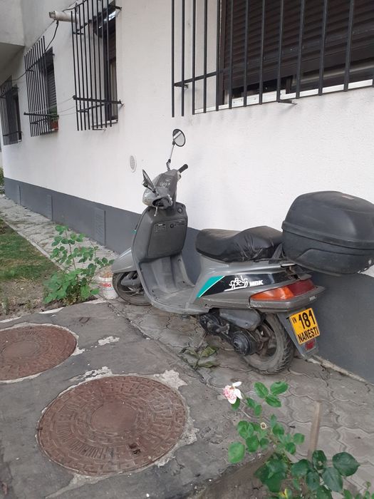 Motoscuter benzina  motor 49 cc.