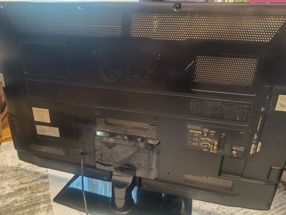 Tv LG funcțional, plus telecomandă