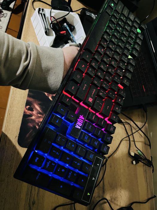 Klaviatura defender aura
