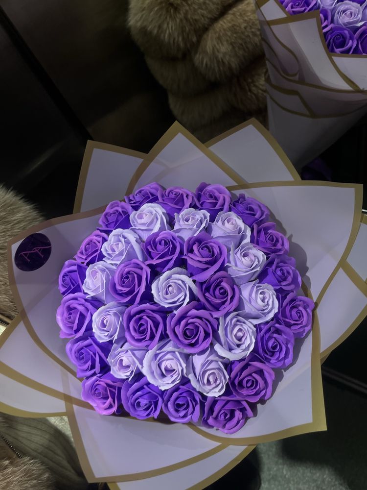 Buchet trandafiri sapun nuante de mov cu model