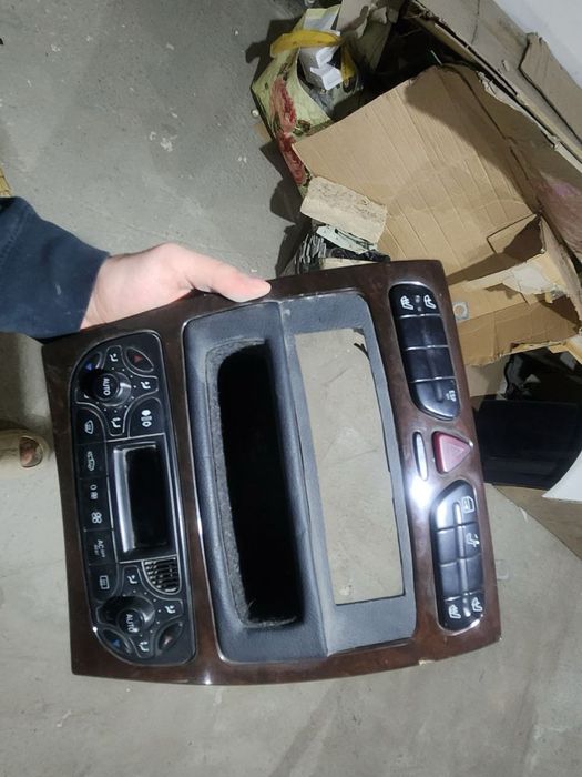 центральная консоль с панелью управления климатконтролем Mercedes