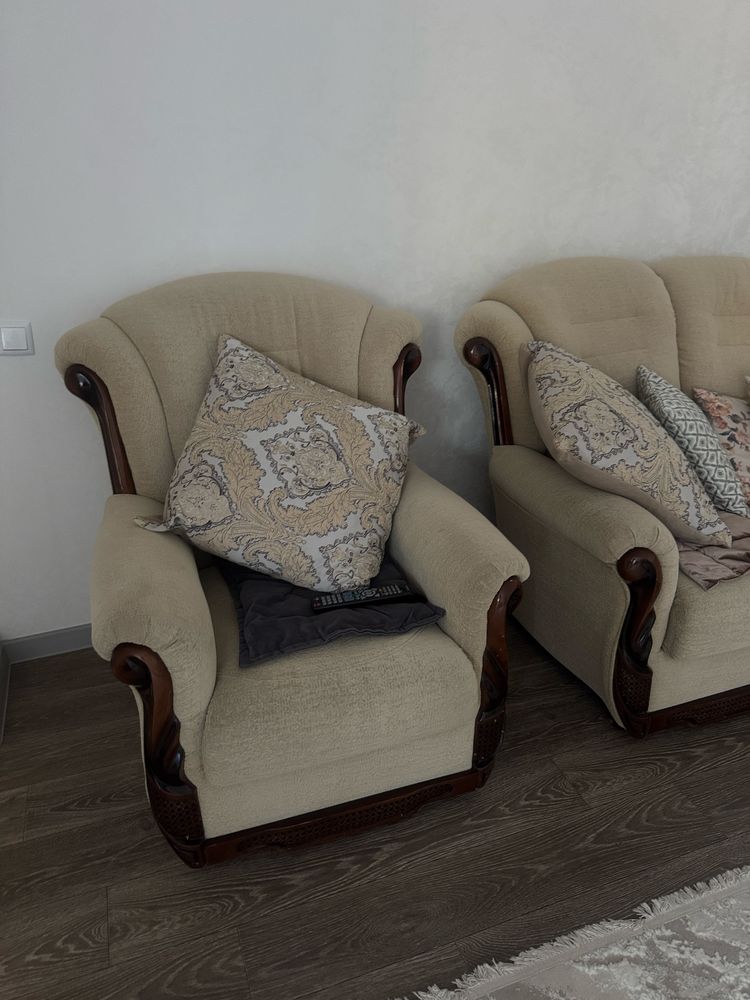 Продам диван с креслом из дерева