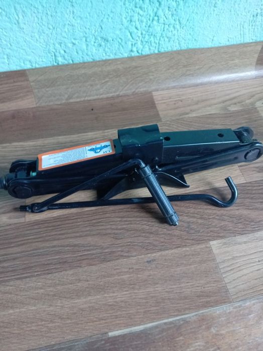 Продам домкрат новый за 4000 тенге.