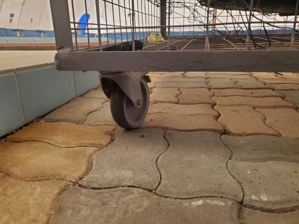 Cutie/Ladă metalică pe roți