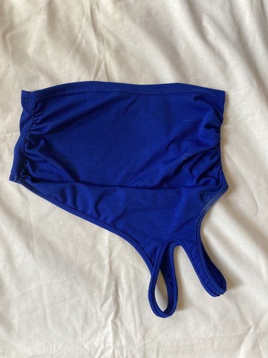 Top shein albastru pe un umar