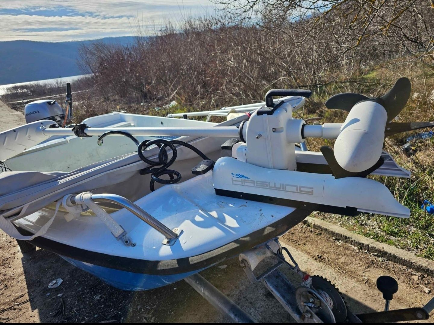 Лодка с двигател Honda 4т, колесар , сонар,