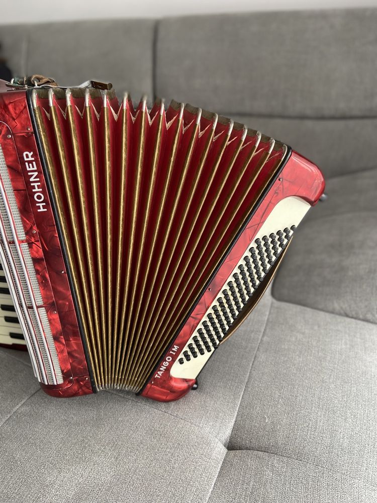 Acordeon Hohner cu 96 de basi