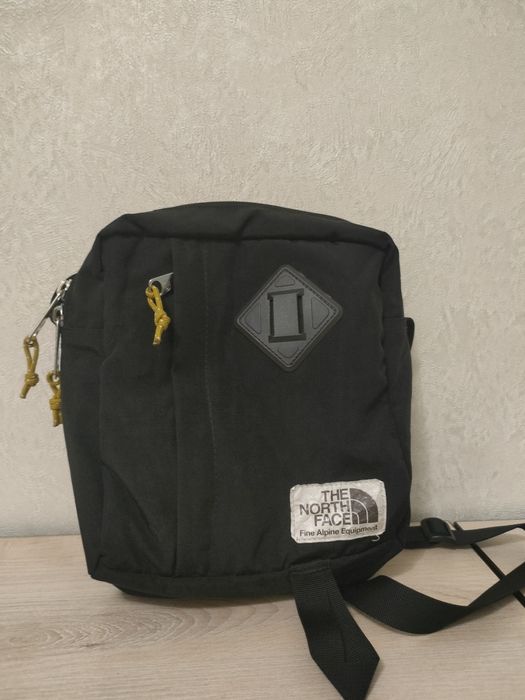 Продам барсетку The north face