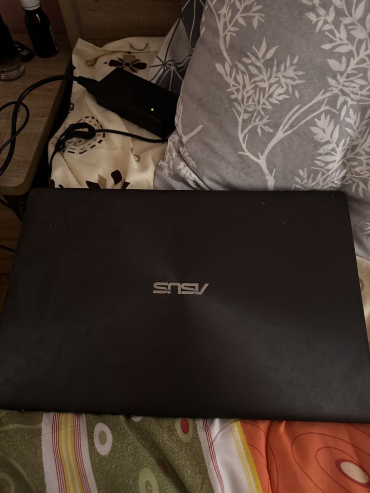 Лаптоп ASUS с Windows 11 Pro