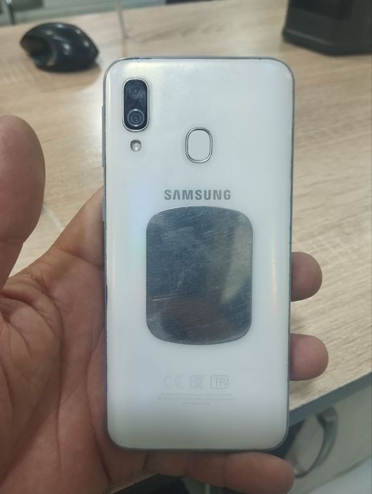 Samsung Galaxy A40 4/64 sotiladi