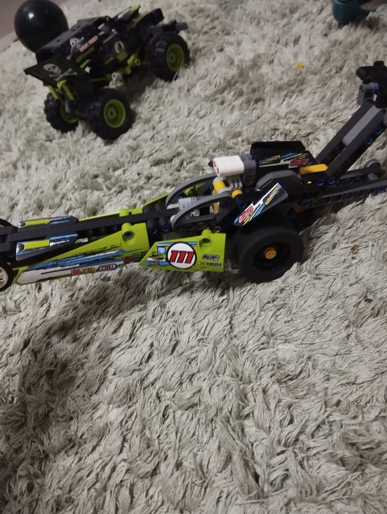 Машинка LEGO technic гоночный болид катается если оттолкнуть назад