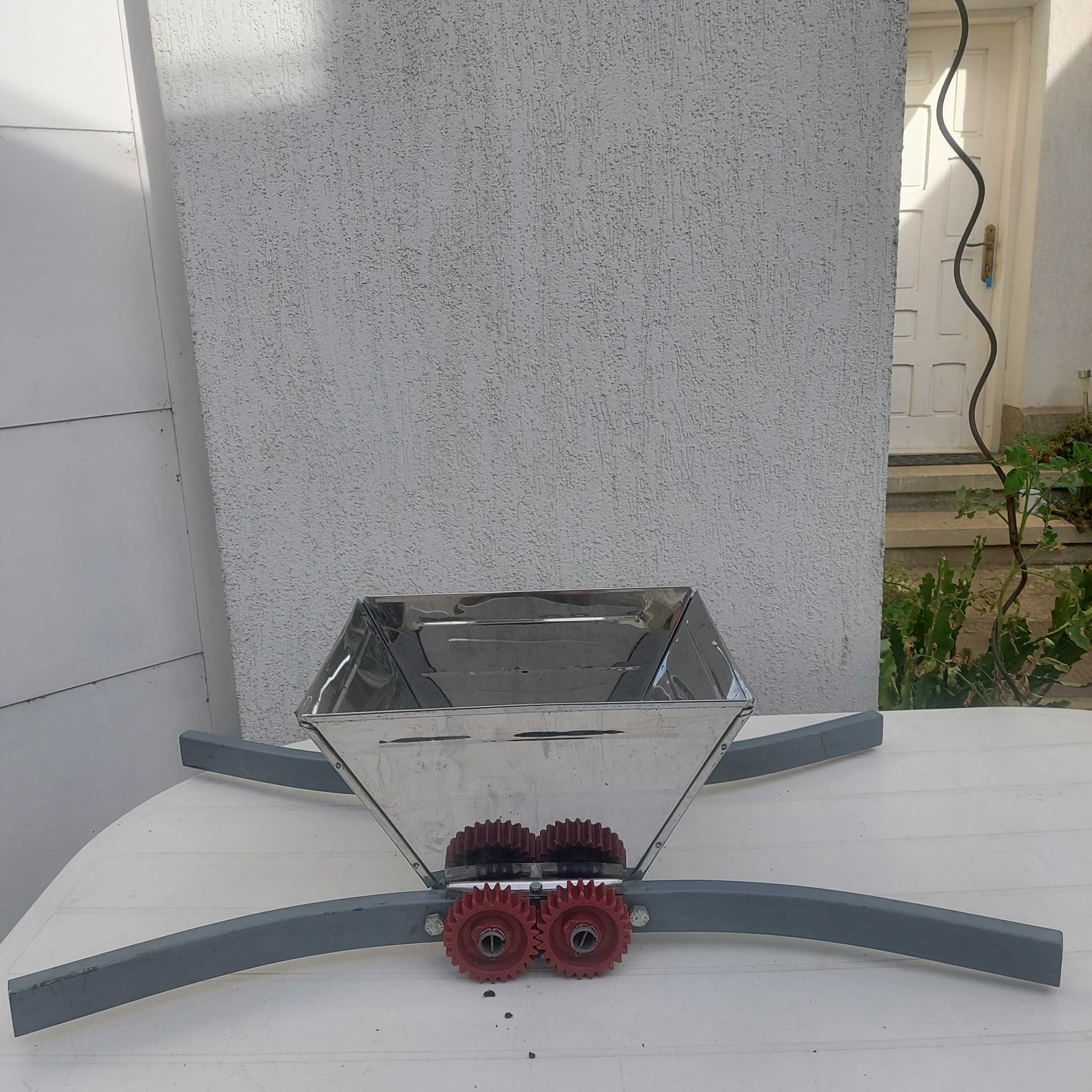 Zdrobitor de struguri/fructe, folosit, otel inoxidabil. ca. 15 l