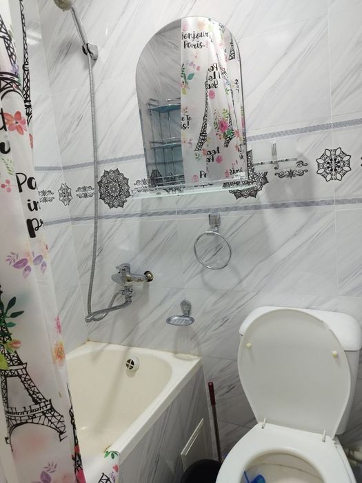 Мирзо Улугбек туманида Бюк Ипак Юли метро ёнида квартира безмаклер