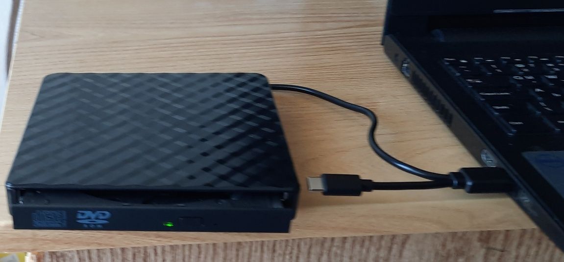 Външно оптично DVD-ROM/CD-RW устройство.
