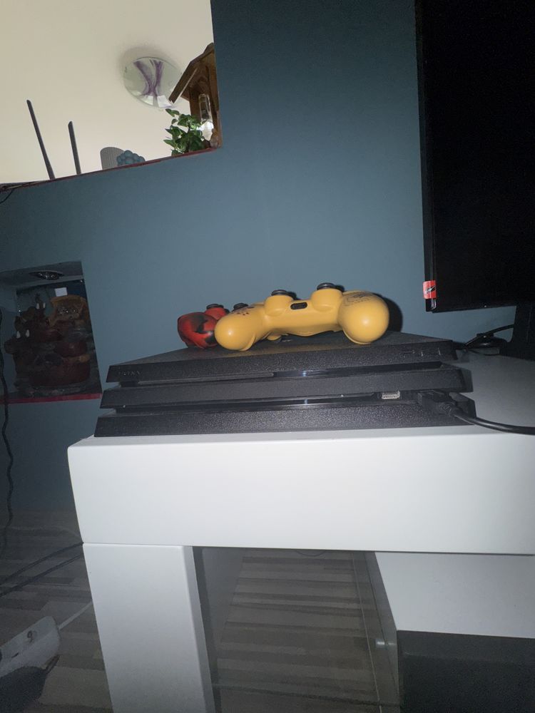 Продавам ps4 pro в много добро състояние