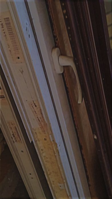 Oq va jigar akfa eshiklari