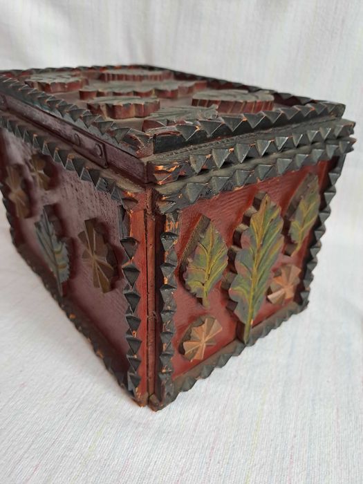 cutie veche lemn detalii tramp art 26/19/18 cm