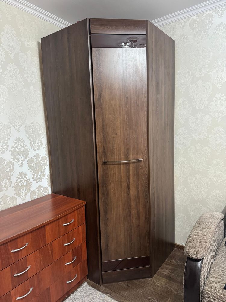 Продам угловой шкаф