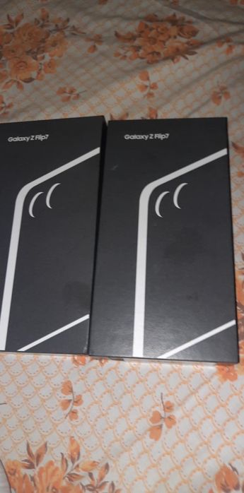 Galaxy Z flip7 sigilate 256 GB  4000 lei bucata preț negociabil