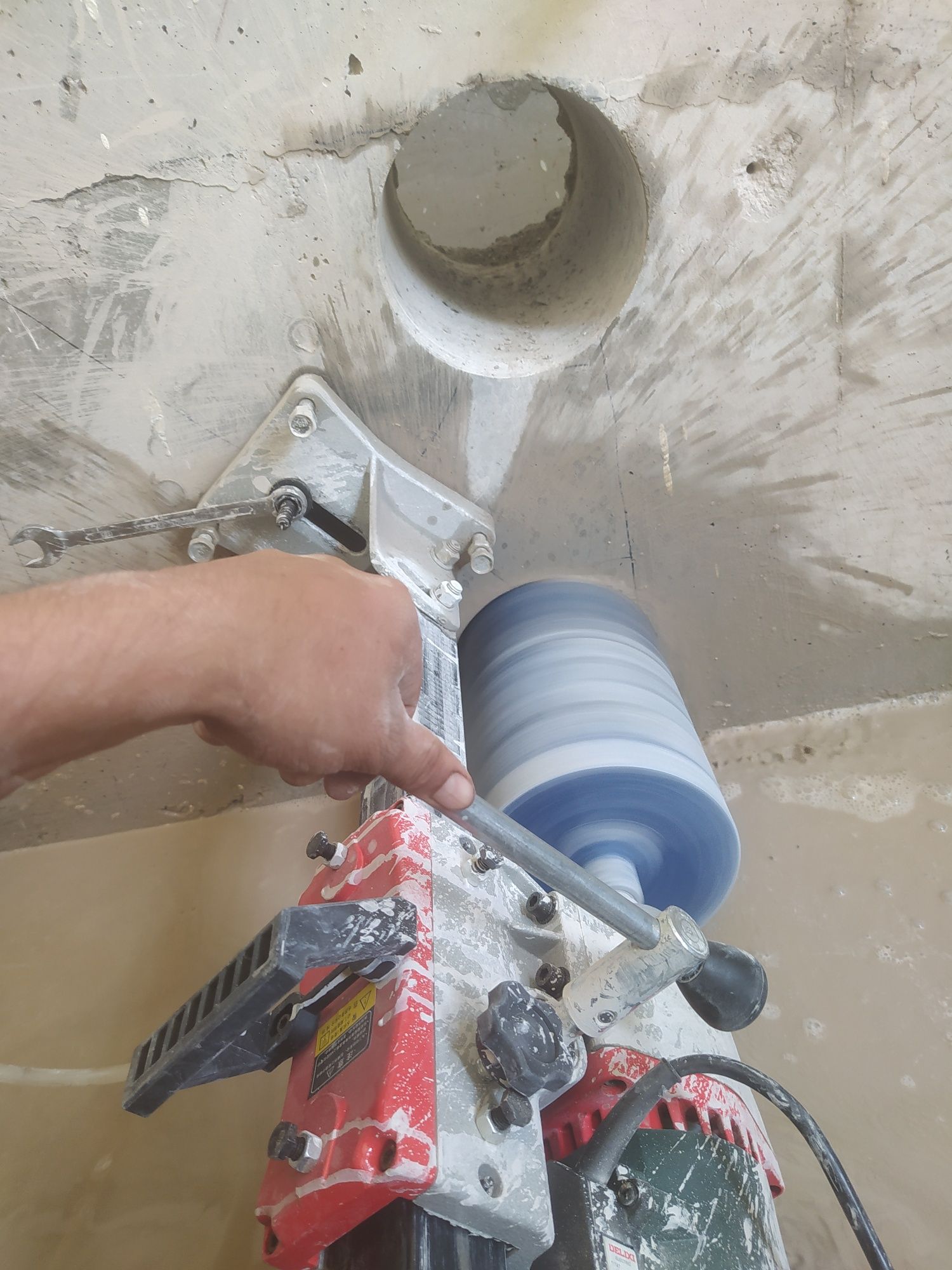 Devor teshish beton tashish beton kesish eshik ochish xizmati demantaj