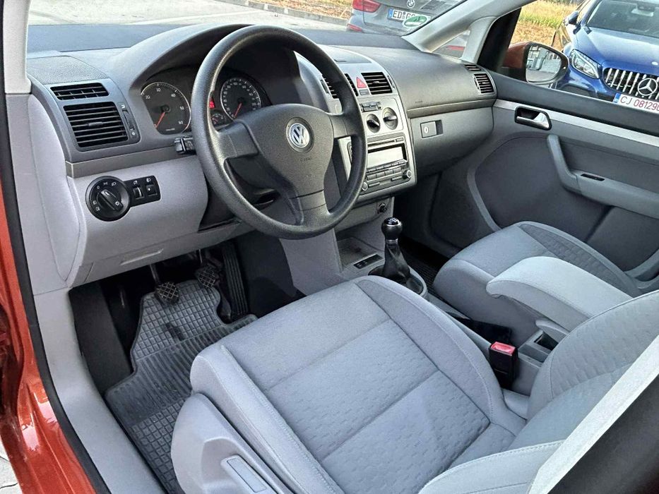 Vând Volkswagen touran an fabricatie 2010