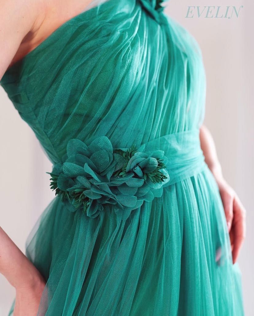 Елегантна бална рокля в красив зелен цвят