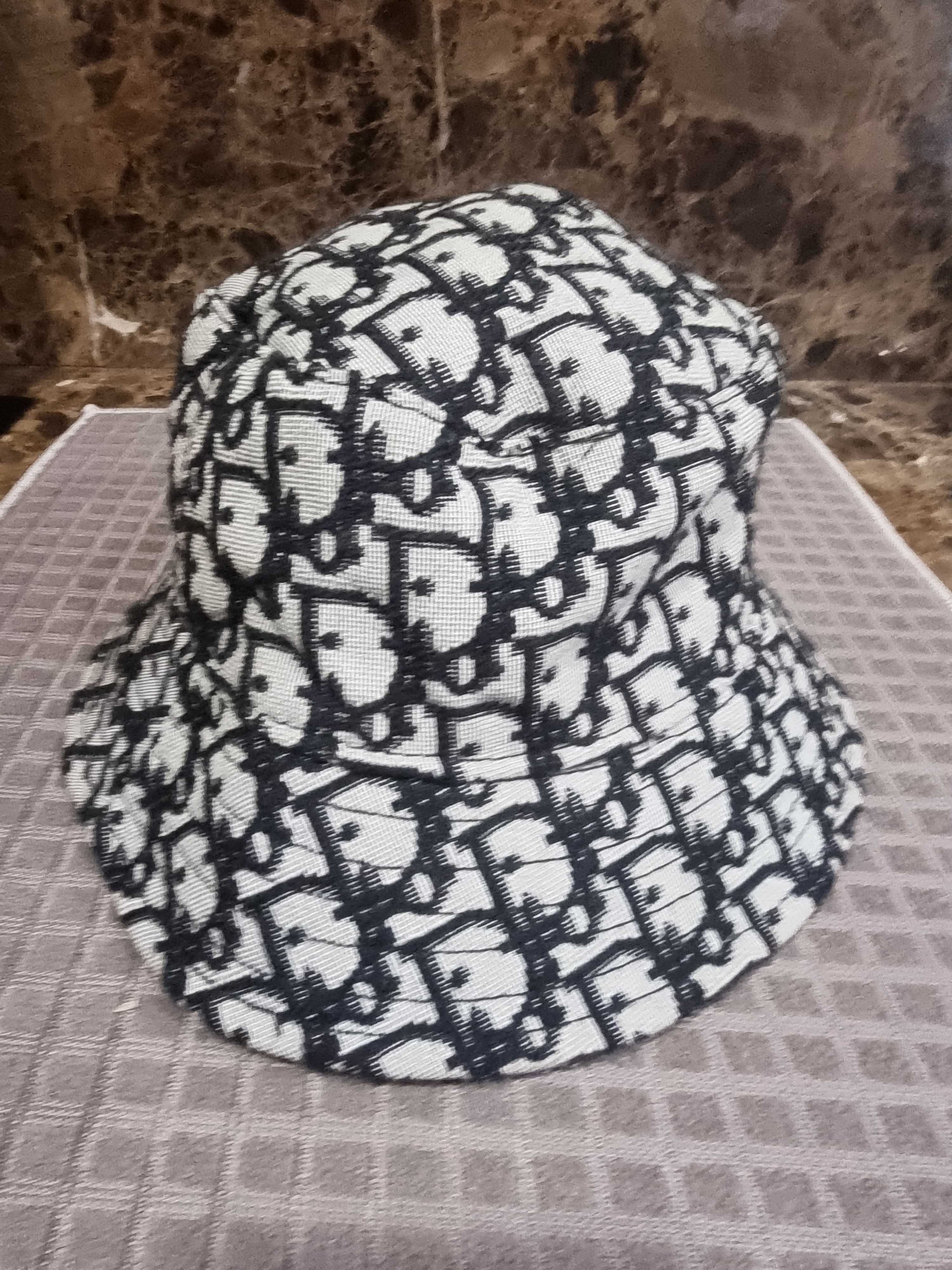 Дамска шапка Cristian Dior