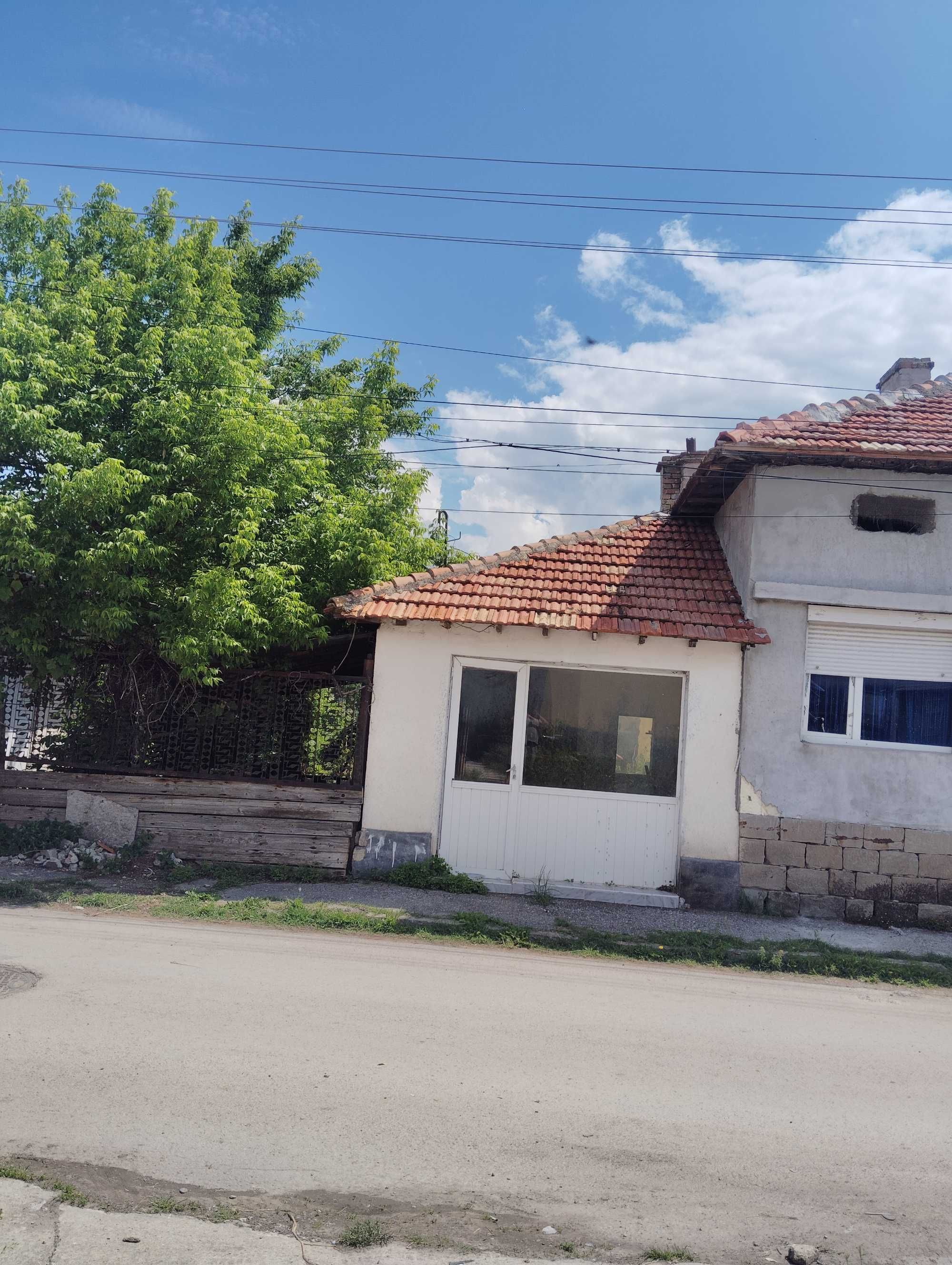Къща с барче 1 дек двор и маза