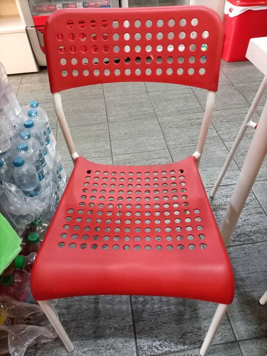 Продавам столове и маси за кафене или заведение